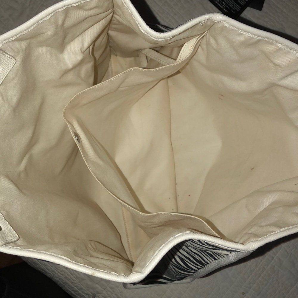 Chanel RARE illusions XL tote⭐️priced to sell!⭐️ - Picture 3 of 8